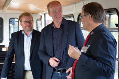 Politische Gespräche im Schwebebahnbistro